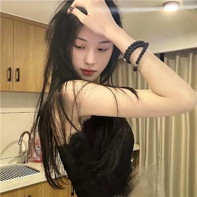 穿一只红鞋的男人